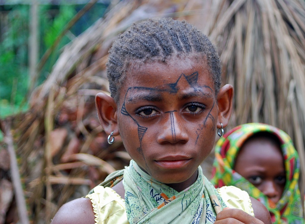 pygmee_tjej_epulu The Mbuti Pygmies of Congo's Ituri forest have survived a brutal civil war and chaotic aftermath. But peace—with its inevitable land rush—poses an even greater threat.
