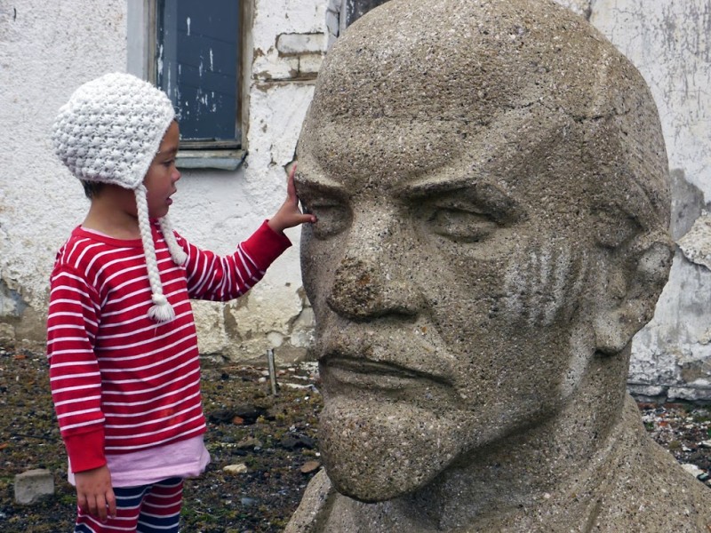 Med dottern Eva i en by som ingick i KARLAG:s administrationsområde. Lenin är på väg ut.