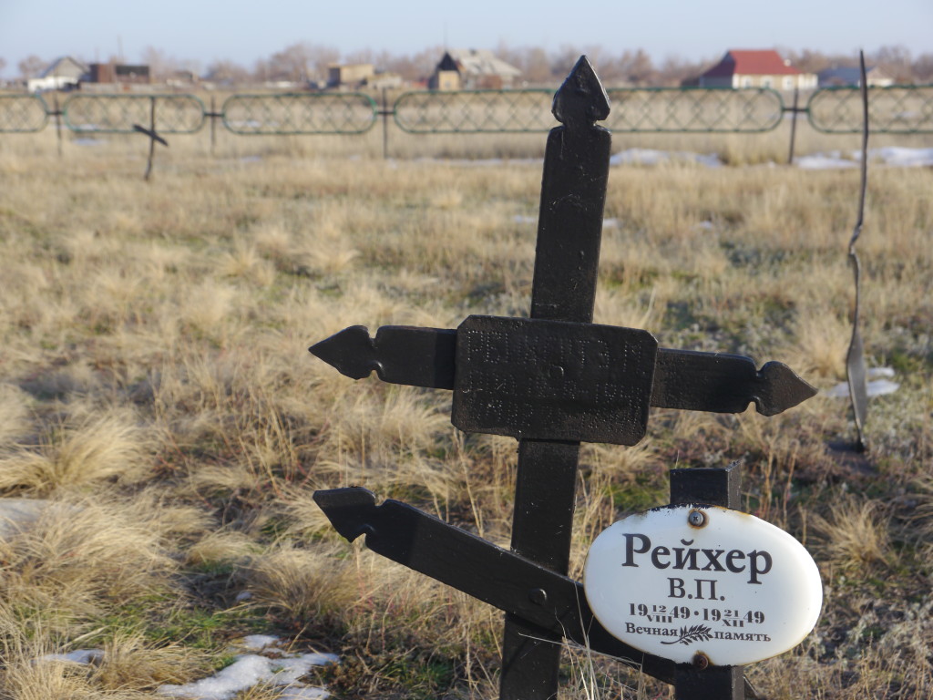 This is a grave from the childrens graveyard in Dolinka, which was were the administrative building was. But the grave is outside of the village on a windy steppe next to a former youth camp....