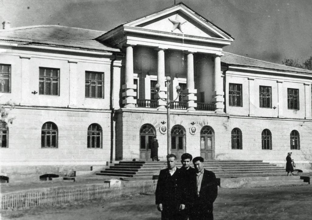 The administrative building as it looked like during the Soviet Era, but after Stalin´s death. Copyright Bolashak university.